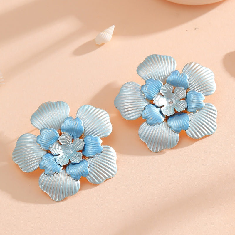 Damen Blumenohrringe mit filigranem Design und glänzenden Akzenten Shop Nory
