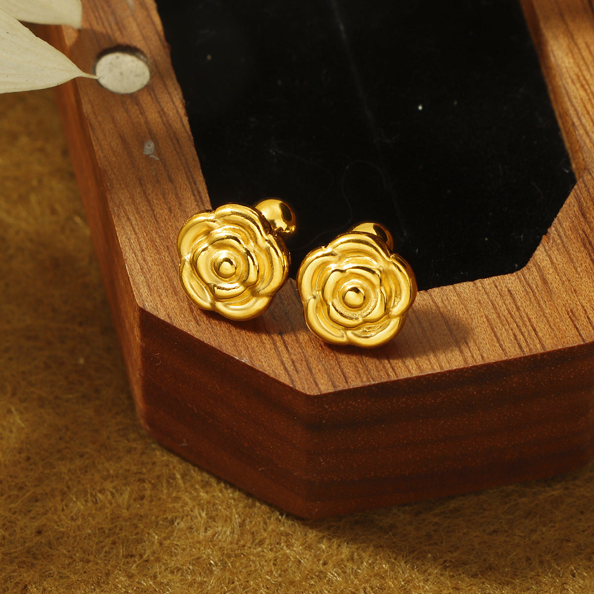 Damen Ohrstecker in Blumenform aus hochwertigem Material Shop Nory