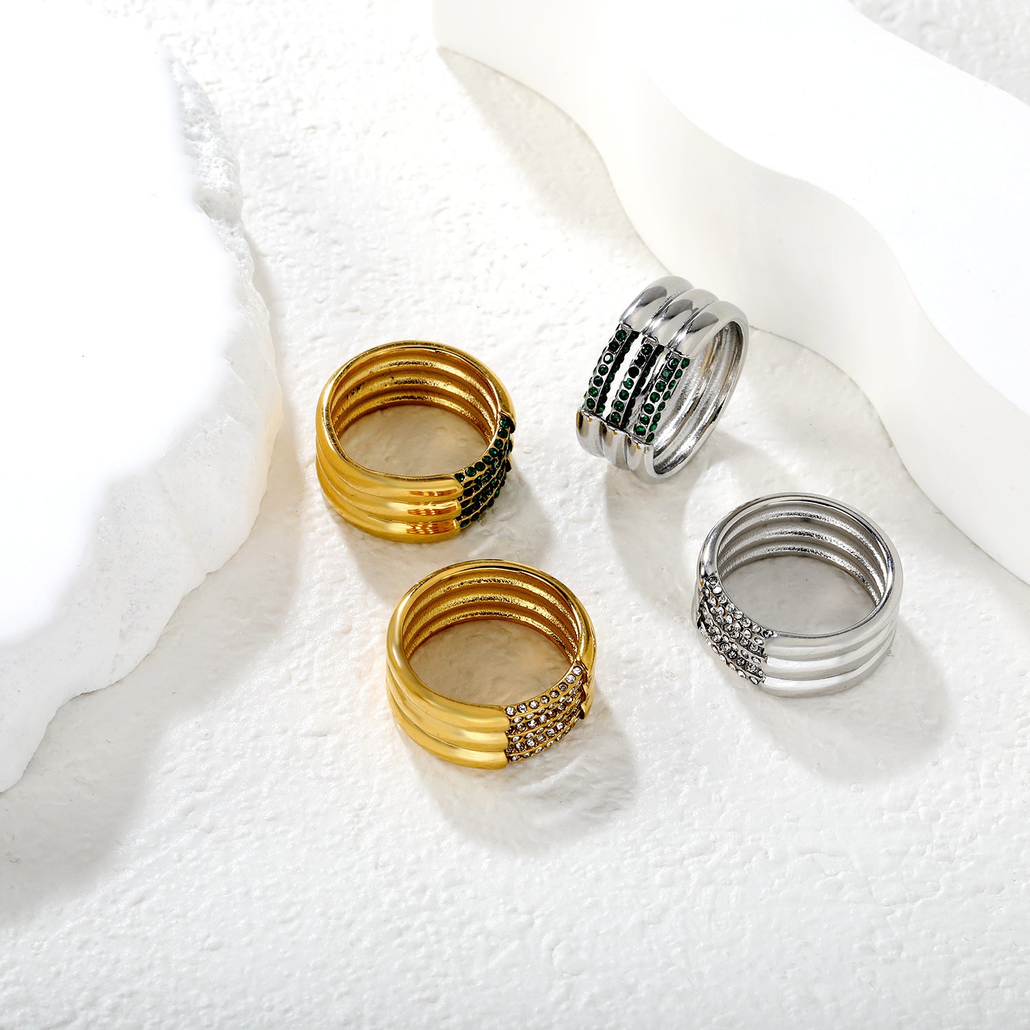 Damen Ring mit schimmernden Kristallen und elegantem Wellendesign Shop Nory