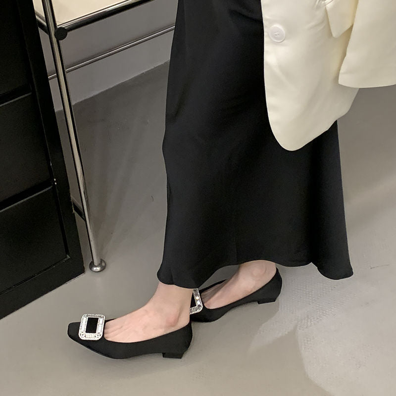 Damen Satin-Ballerinas mit quadratischer Zehenpartie und strassbesetzter Schmuckschließe Shop Nory