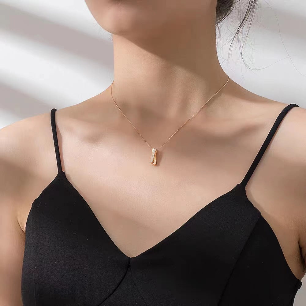 Damen Halskette mit modernem, geometrischem Anhänger und feinem Goldketten-Design Shop Nory