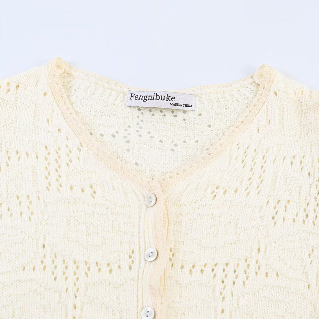 Damen Strickbluse mit Knopfreihe, Spitzenmanschetten und Volant‑Peplum Shop Nory