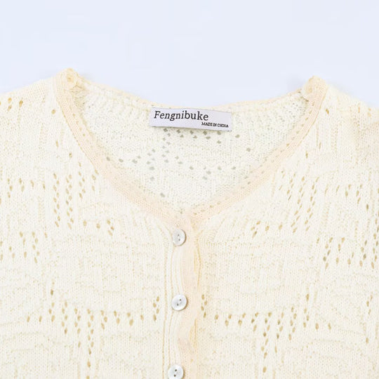Damen Strickbluse mit Knopfreihe, Spitzenmanschetten und Volant‑Peplum Shop Nory