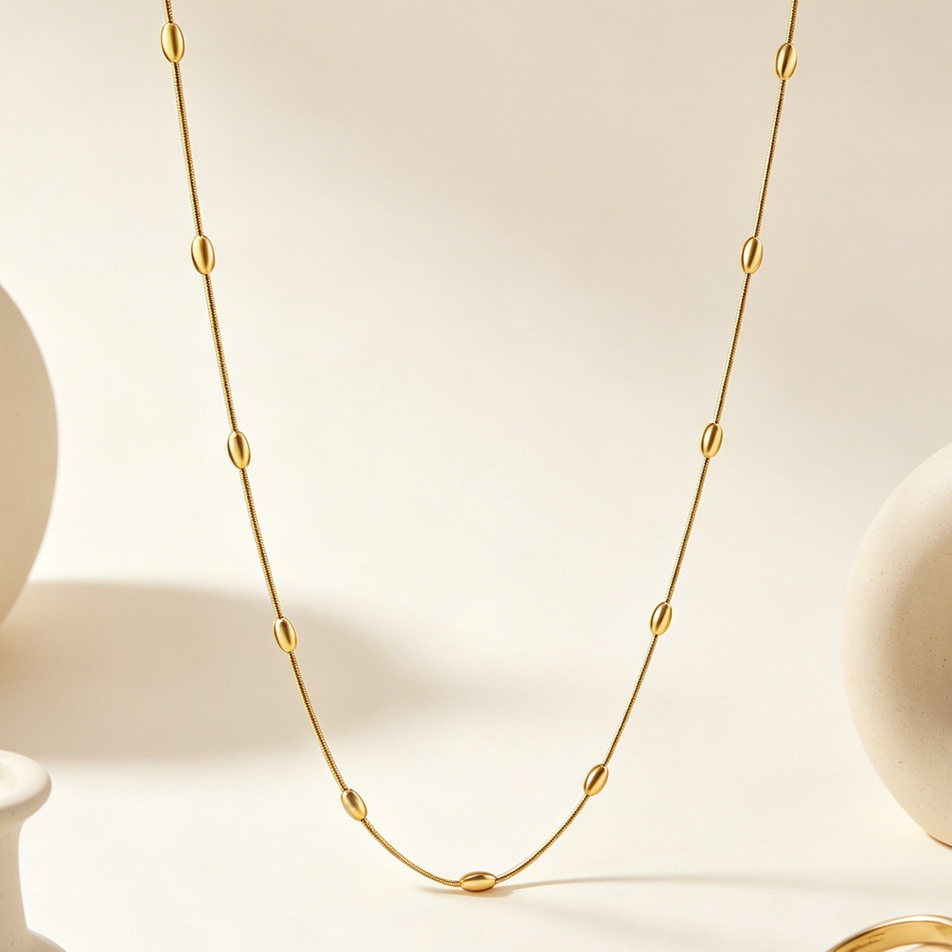 Damen elegante Halskette aus antiallergischem Edelstahl mit feinen, gewölbten Elementen Shop Nory