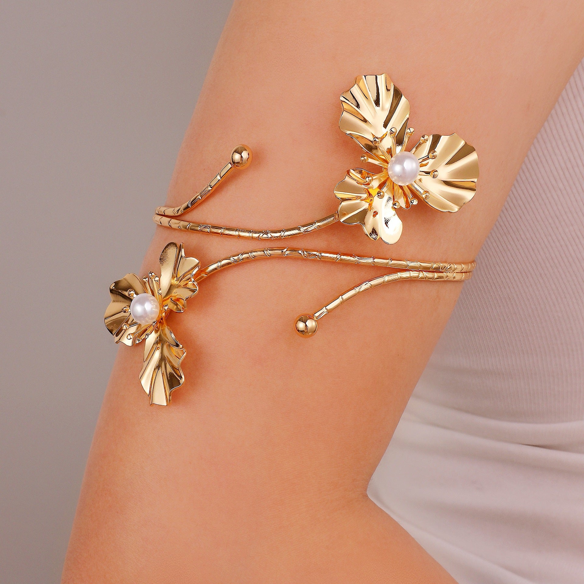 Damen Offener Armreif mit floralen Akzenten Shop Nory