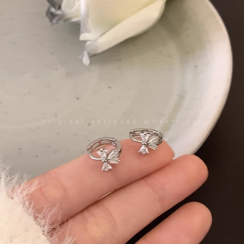 Damen Ohrstecker mit funkelndem Blütenmotiv Shop Nory