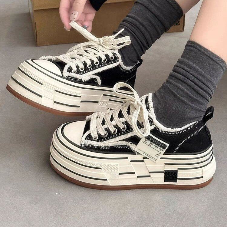 Damen modische Plateausneaker mit ausgefranstem Design und tiefem Profil