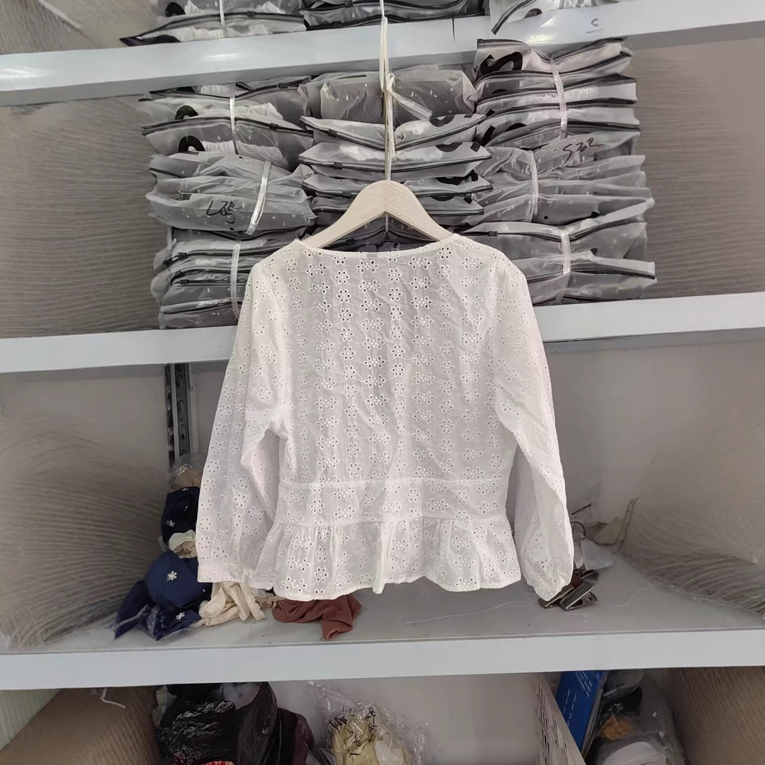 Damen Weiche Broderie-Anglaise-Bluse mit tiefem V‑Ausschnitt, Taillennaht und Volant Shop Nory