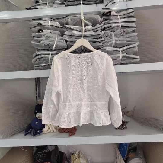 Damen Weiche Broderie-Anglaise-Bluse mit tiefem V‑Ausschnitt, Taillennaht und Volant Shop Nory