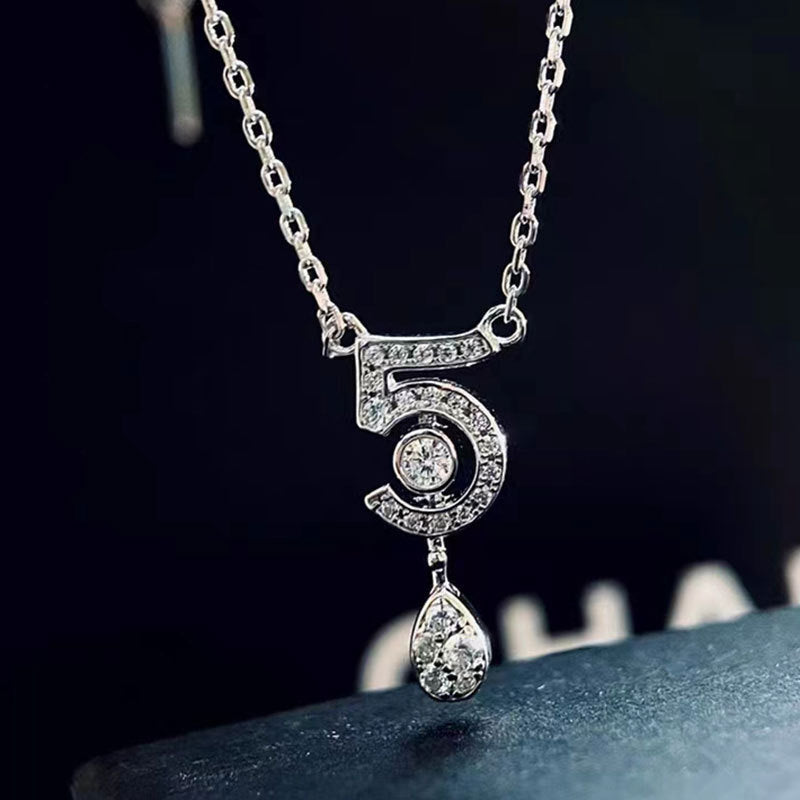 Damen Ohrringe mit funkelndem Design und einzigartigen Anhängern Shop Nory