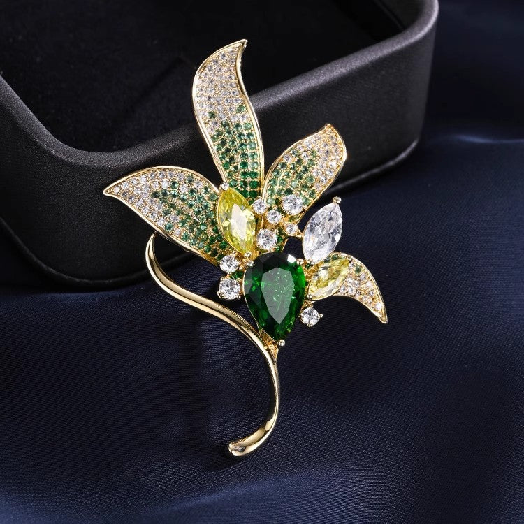 Luxuriöse Blumenbrosche mit Tropfenförmigem Kristall und Vergoldeter Fassung