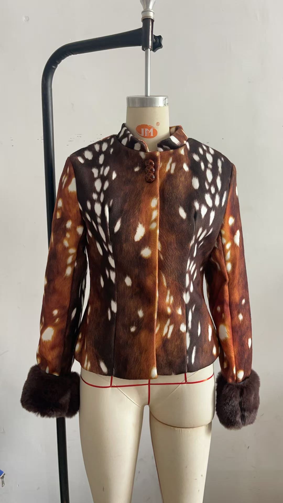 Damen Taillierte Kurzjacke mit Leopardenmuster und Kunstpelzmanschetten Shop Nory