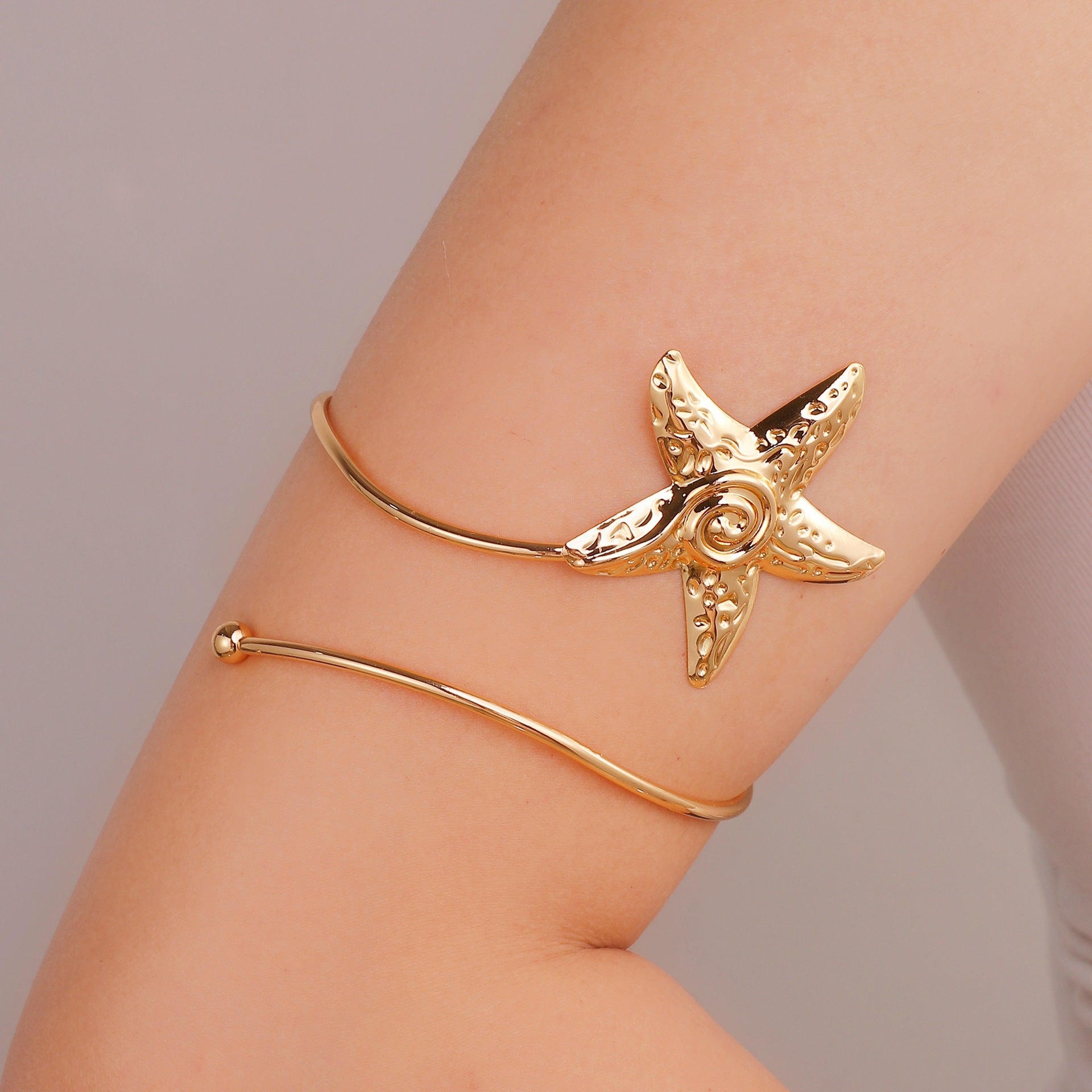 Damen Offener Armreif mit floralen Akzenten Shop Nory