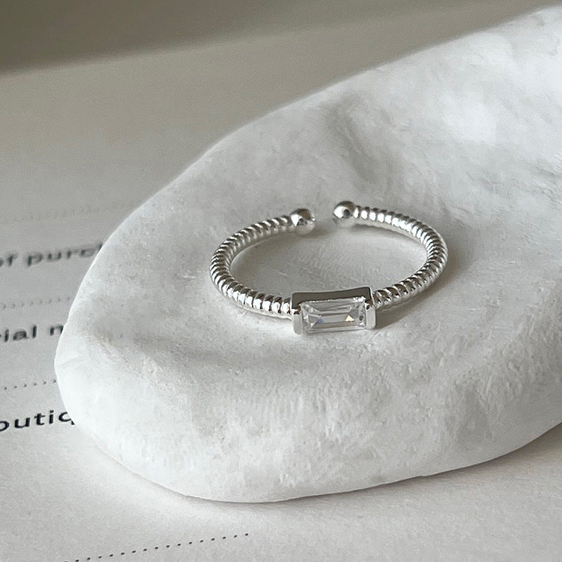 Damen Offener Ring mit elegantem, geometrischem Design und funkelndem Stein Shop Nory