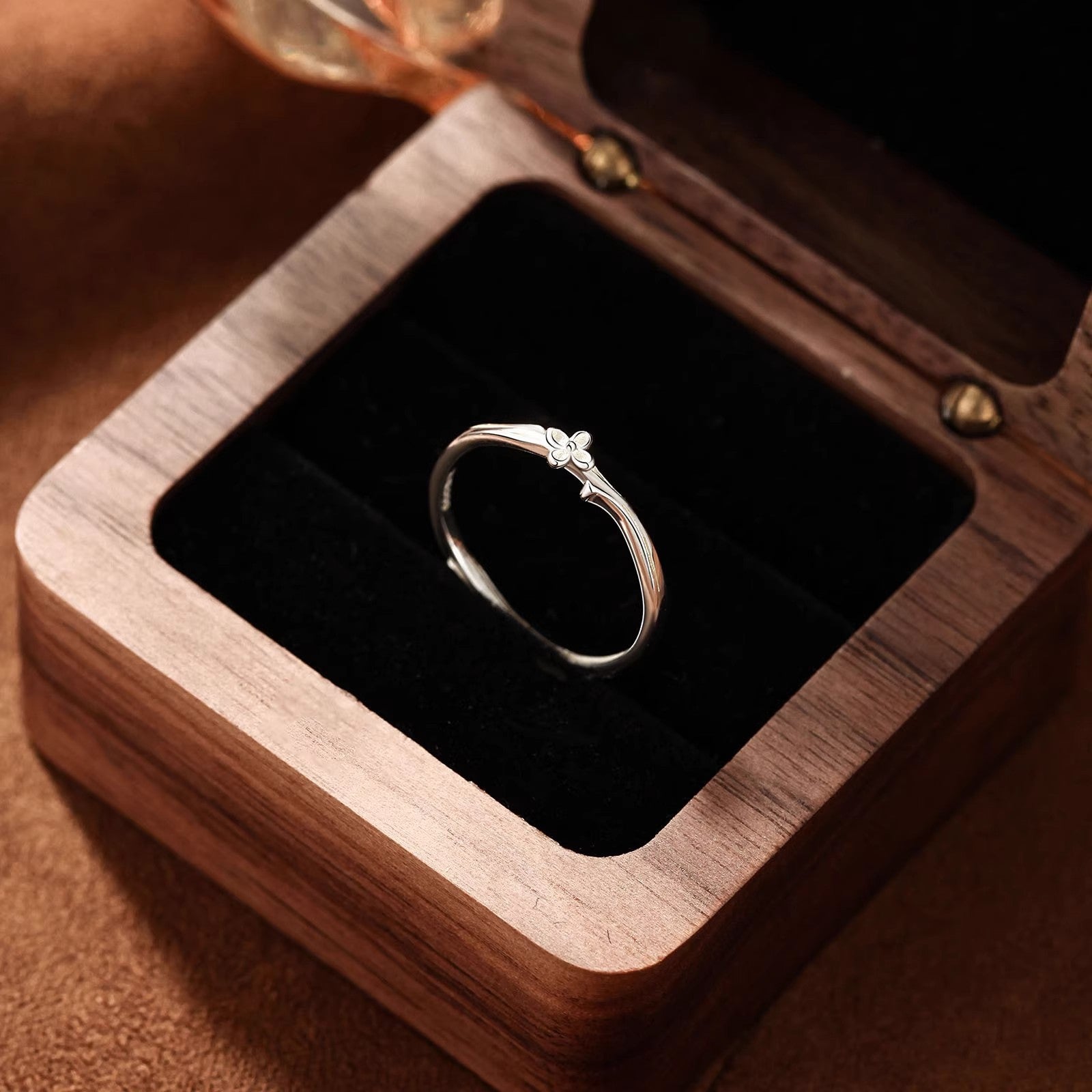 Damen Zierlicher Ring mit floralem Design und Feinglanz Shop Nory