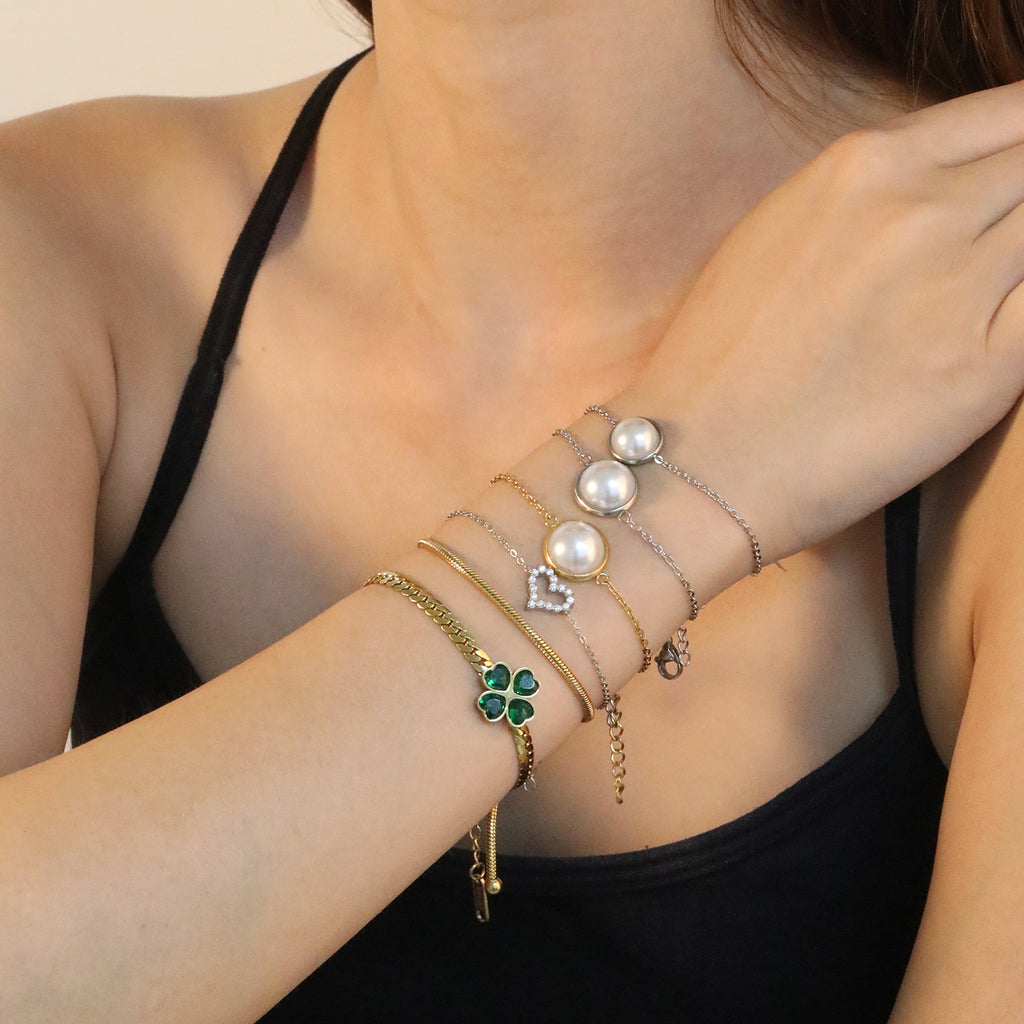 Damen Armband mit hochwertigem Perlenanhänger und eleganter Gliederstruktur Shop Nory