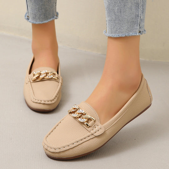 Damen Flexibler Mokassin‑Slipper mit gepolstertem Komfortfußbett und dekorativer Metallkette Shop Nory