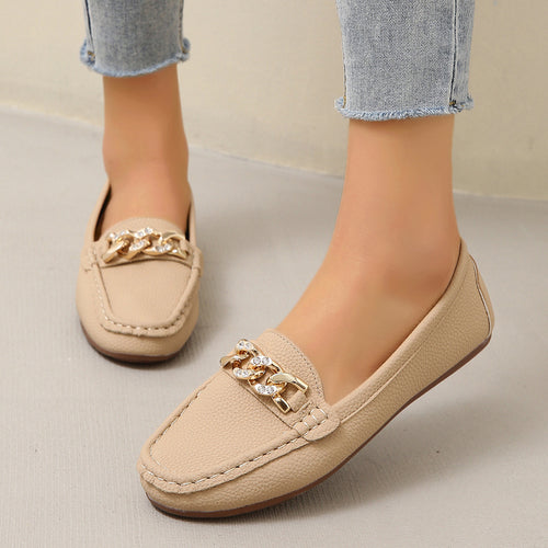 Damen Flexibler Mokassin‑Slipper mit gepolstertem Komfortfußbett und dekorativer Metallkette Shop Nory