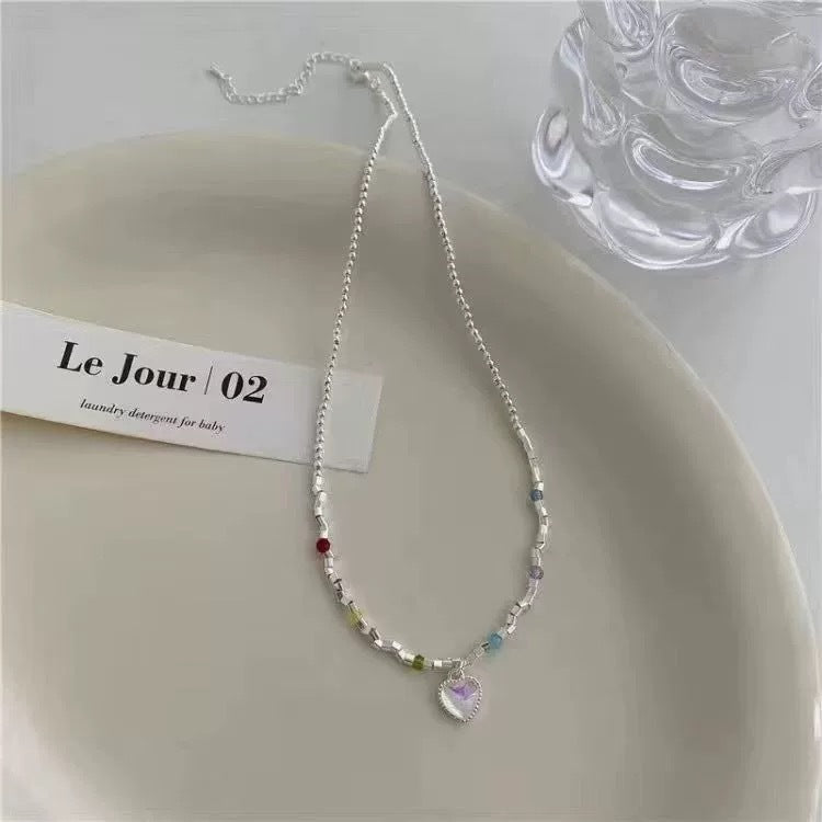 Damen Halskette mit einzigartigem Herzanhänger und bunten Perlendetails Shop Nory