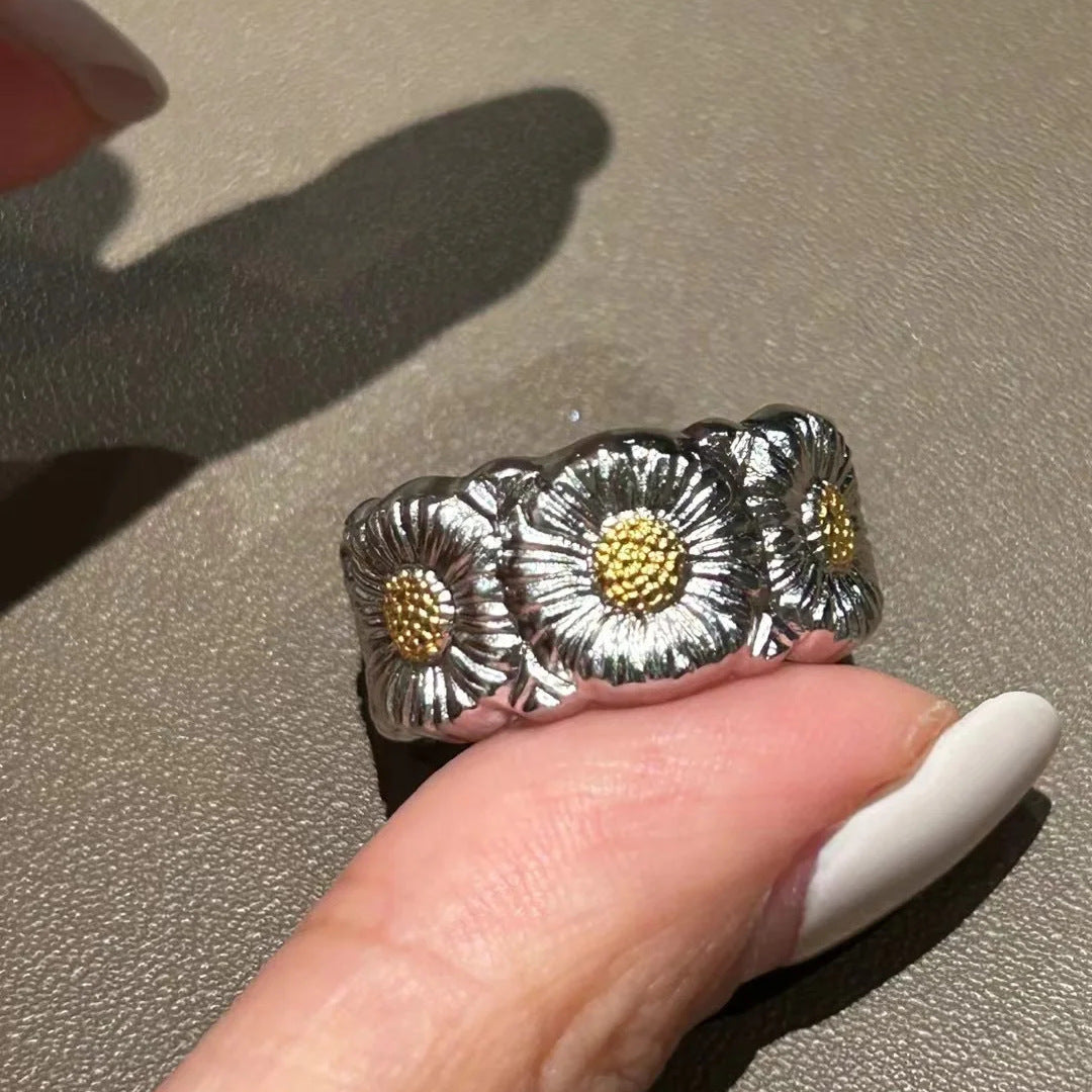 Damenring mit floralen Motiven und kunstvoller Metallbearbeitung Shop Nory