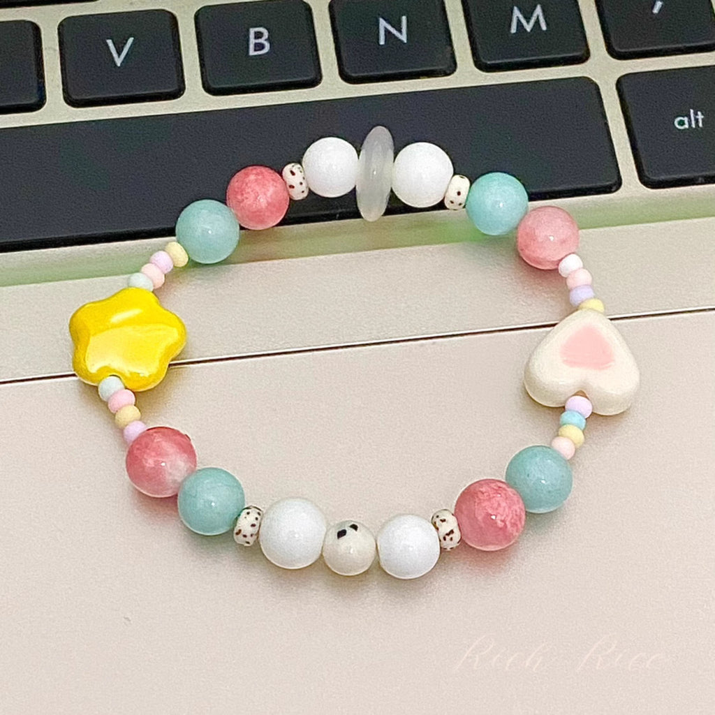 Damen Armband mit bunten Halbedelsteinen und verspielt gestalteten Anhängern Shop Nory