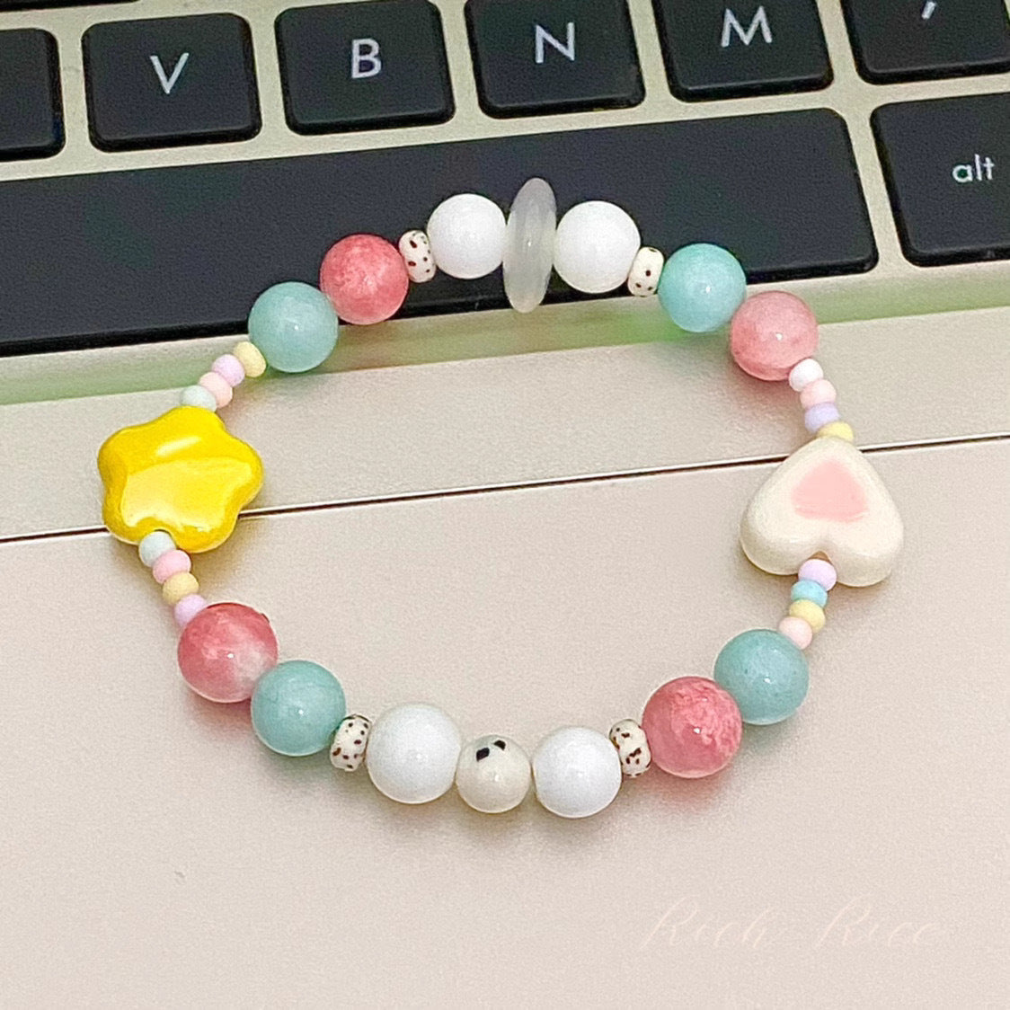 Damen Armband mit bunten Halbedelsteinen und verspielt gestalteten Anhängern Shop Nory