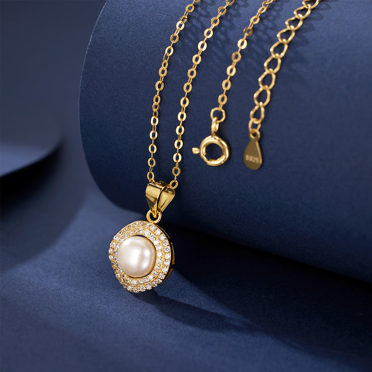 Damen Halskette mit luxuriösem Perlendesign und funkelnden Zirkonia Shop Nory