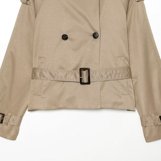 Damen Kurze taillierte Trenchjacke im Cape‑Look mit hohem Funnelkragen und Schnallenmanschetten Shop Nory