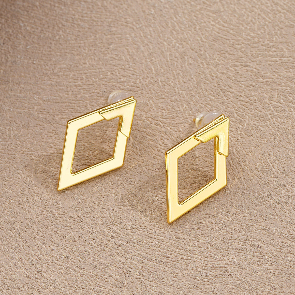 Damen moderne asymmetrische Ohrstecker mit elegantem Design Shop Nory