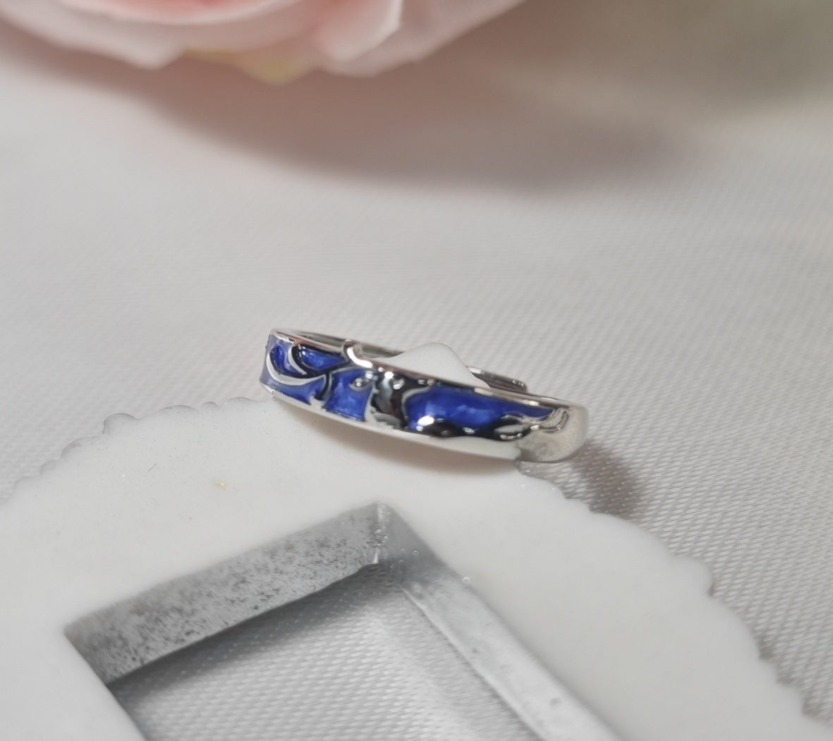 Damen Ring mit kunstvollem Design und elegantem blauen Akzent Shop Nory