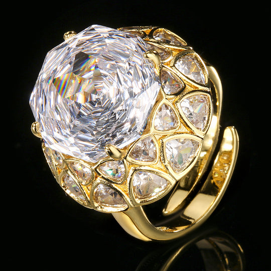 Luxus Cocktail Statement Ring mit übergroßem, facettiertem Mittelstein und tropfenförmigem Pavé-Kristall-Halo