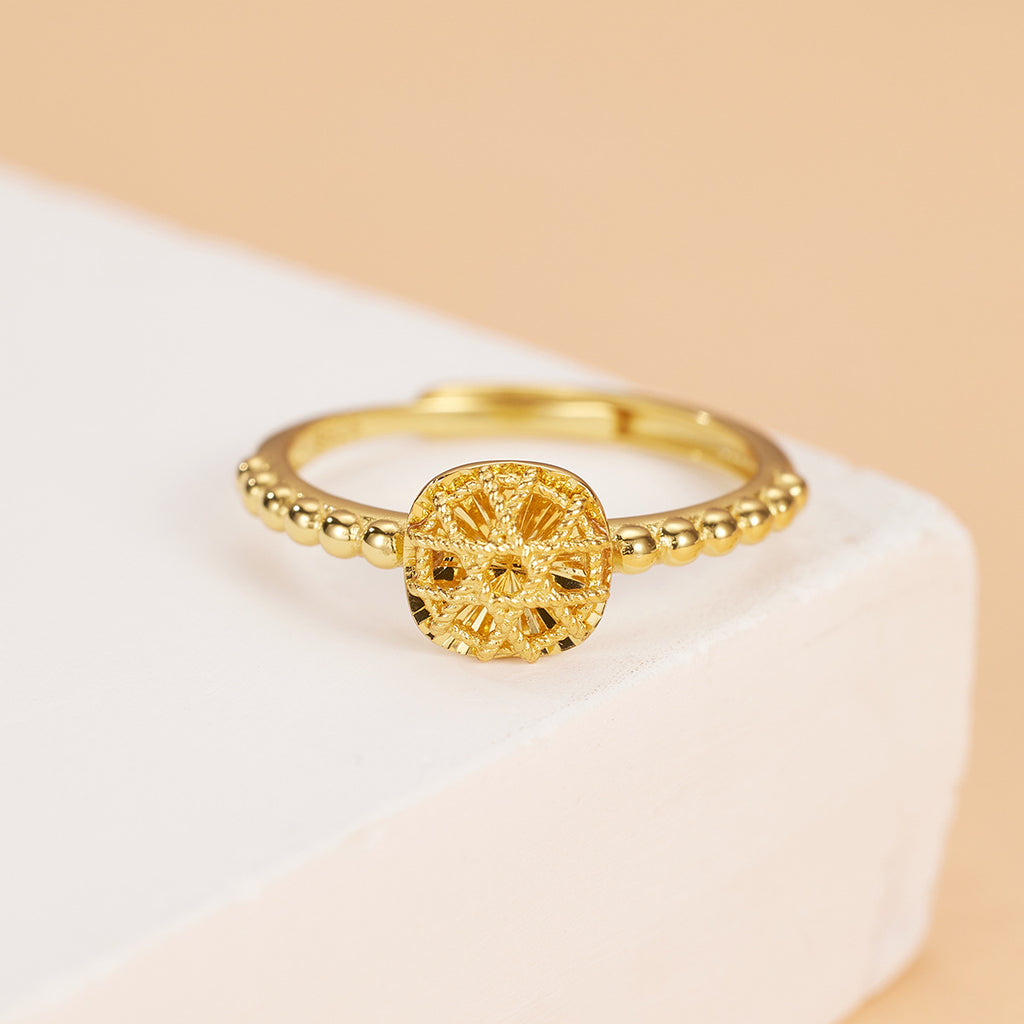 Damen goldfarbener Ring mit filigranem Blütenanhänger und eleganter Kugelkette Shop Nory