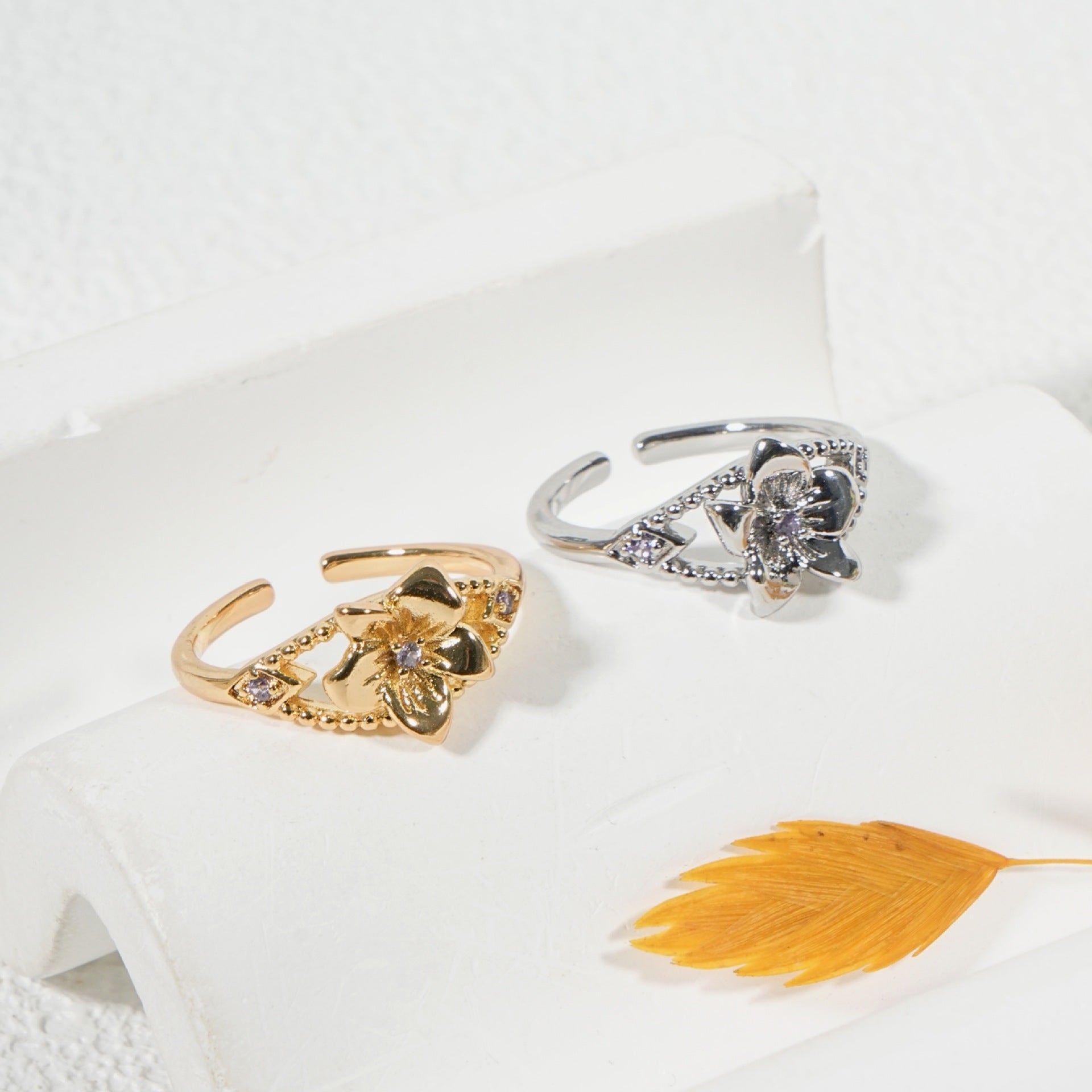 Damenring mit floralem Design und funkelndem Strass Shop Nory