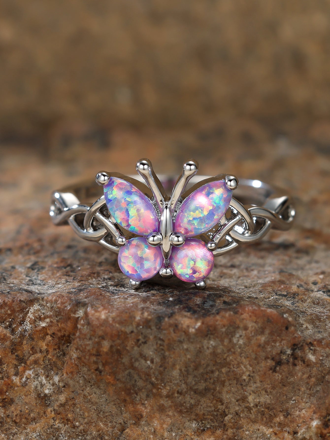 Damen Ring mit kunstvollem Schmetterlingsdesign und schimmernden Opal-Elementen Shop Nory