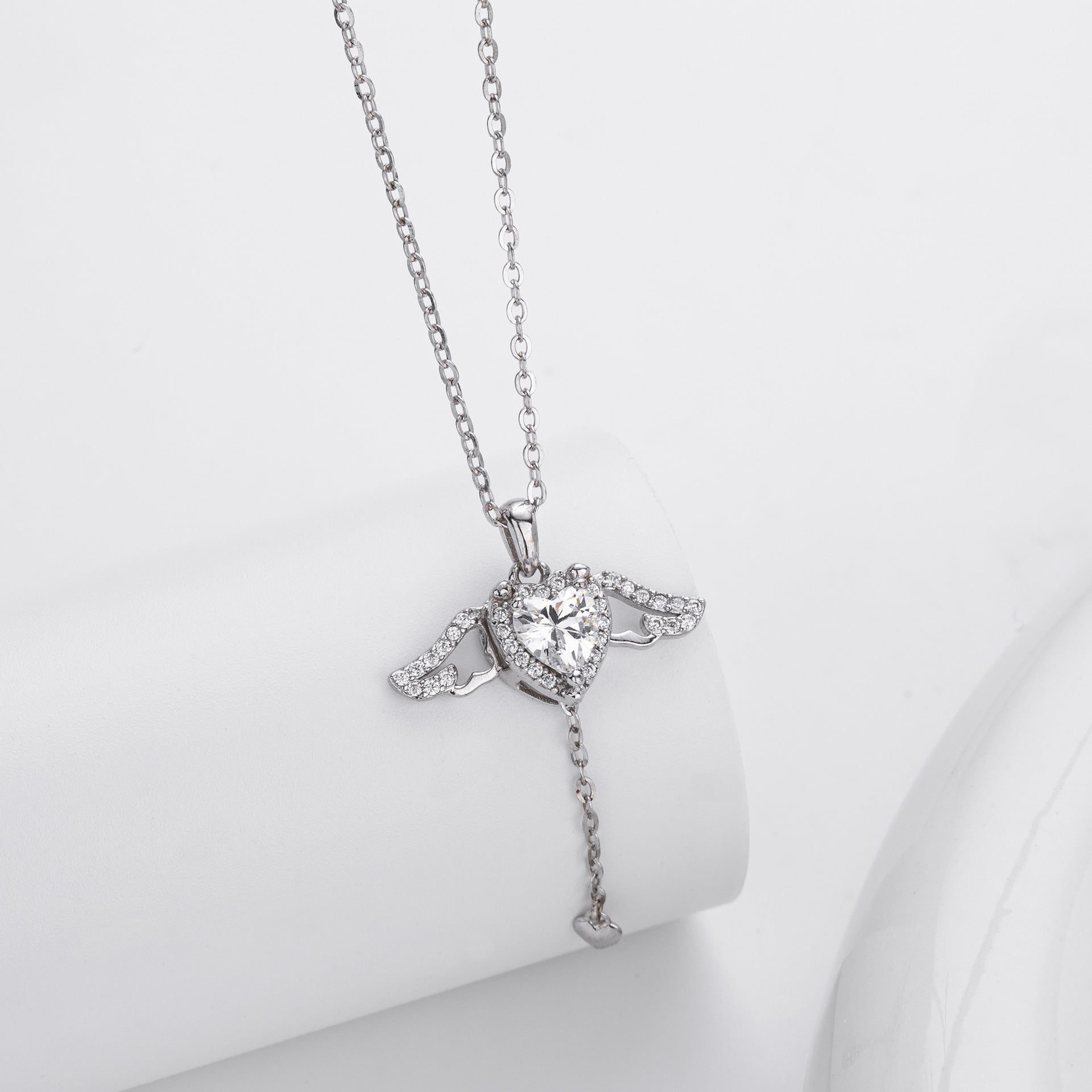 Damen Halskette mit herzförmigem Anhänger und Engelsflügeln Shop Nory
