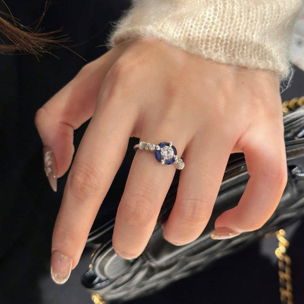 Damen Schmuckring mit floralem Design und funkelnden Zirkonia Shop Nory