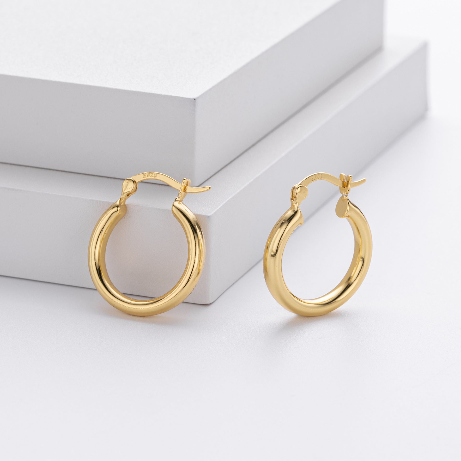 Damen Creolenohrringe mit elegantem und zeitlosem Design aus hochwertigem 925 Sterling Silber Shop Nory