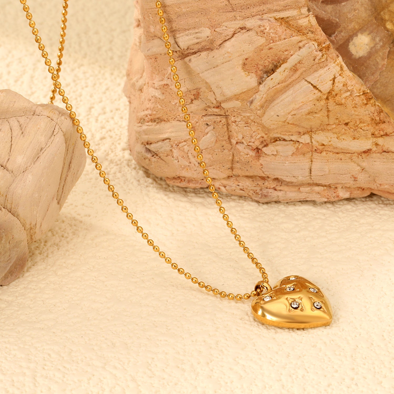 Damen Halskette mit herzförmigem Anhänger und funkelnden Zirkonia Steinen Shop Nory