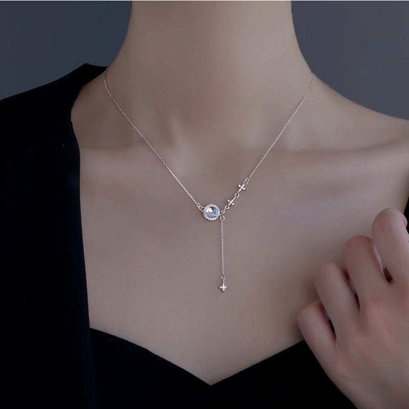 Damen Halskette mit mondförmigem Anhänger und funkelndem Kristall Shop Nory