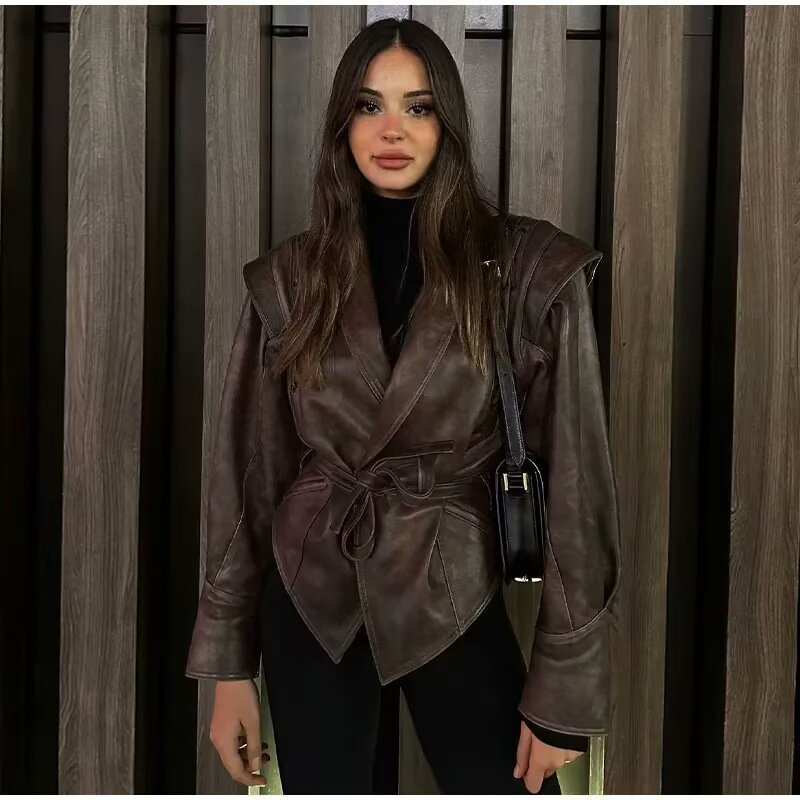 Damen Wickel-Lederjacke mit Taillengürtel, betonter Schulterpartie und femininer Silhouette Shop Nory