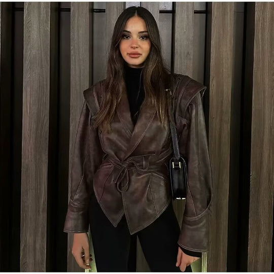 Damen Wickel-Lederjacke mit Taillengürtel, betonter Schulterpartie und femininer Silhouette Shop Nory