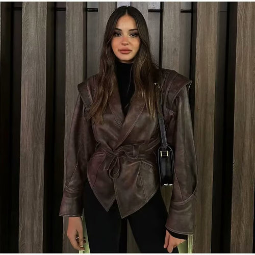 Damen Wickel-Lederjacke mit Taillengürtel, betonter Schulterpartie und femininer Silhouette Shop Nory