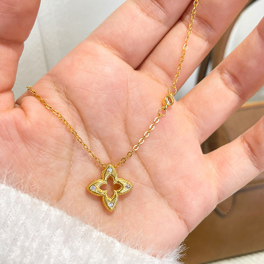 Damen Halskette mit filigranem Blütenanhänger und funkelnden Akzenten Shop Nory