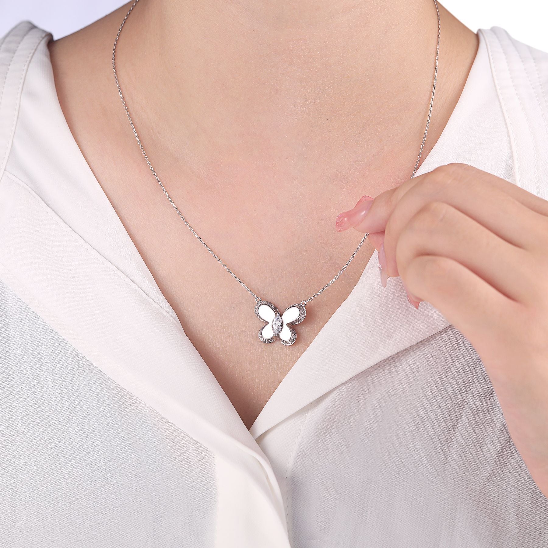 Damen Anhänger-Halskette mit filigranem Schmetterlingsdesign und funkelnden Zirkonia-Details Shop Nory
