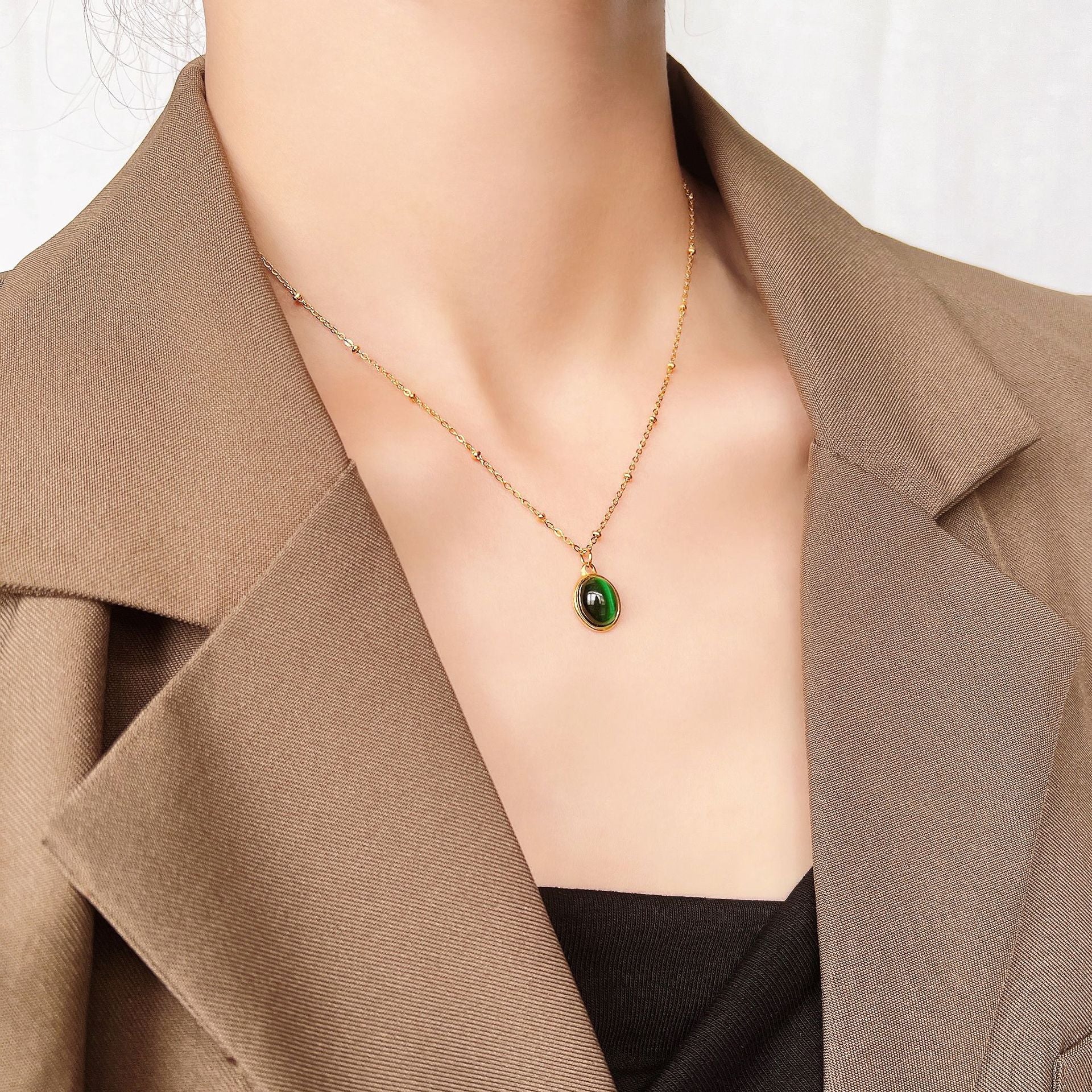 Damen elegante Halskette mit ovalem Anhänger und goldener Kette Shop Nory