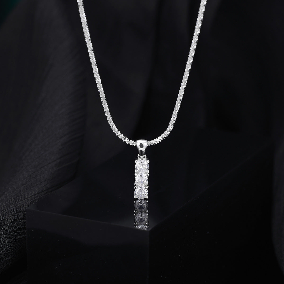Damen Halskette mit funkelndem Anhänger und Zirkoniasteinen Shop Nory