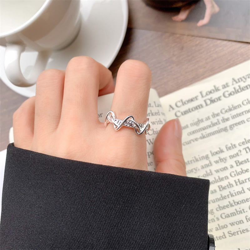 Damenring mit elegantem gewundenem Design und funkelnden Zirkonia Shop Nory