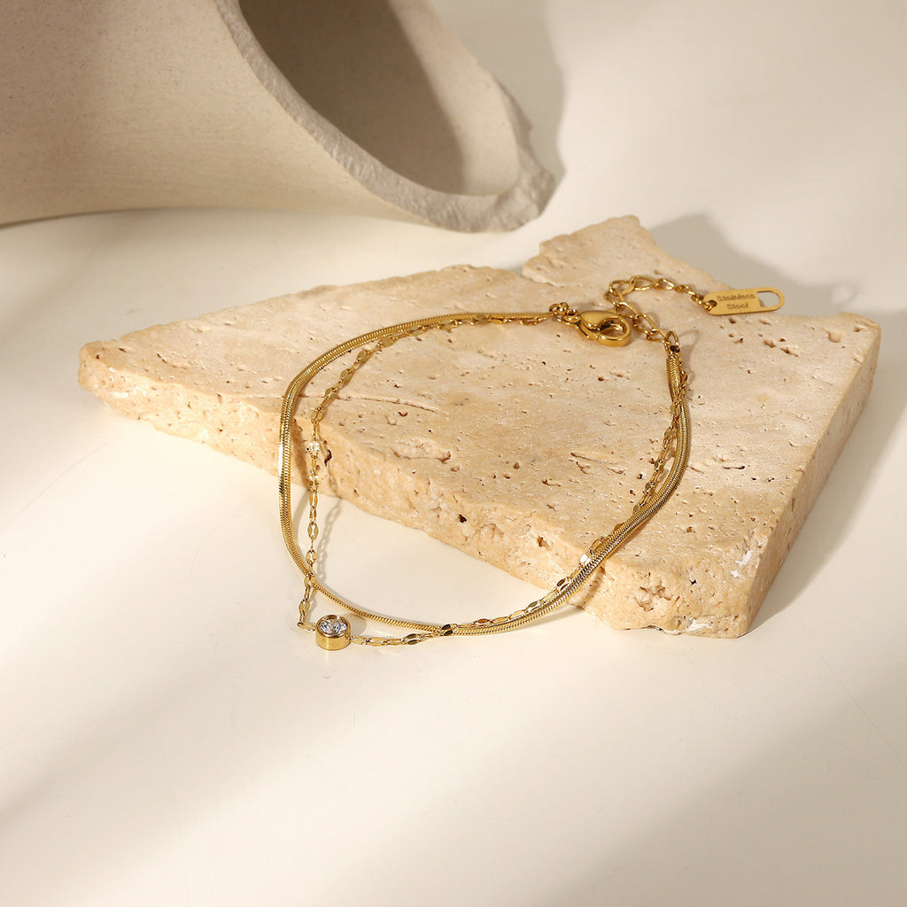 Damen Armband mit feinem Kettendesign und eleganten Zirkonsteinen Shop Nory