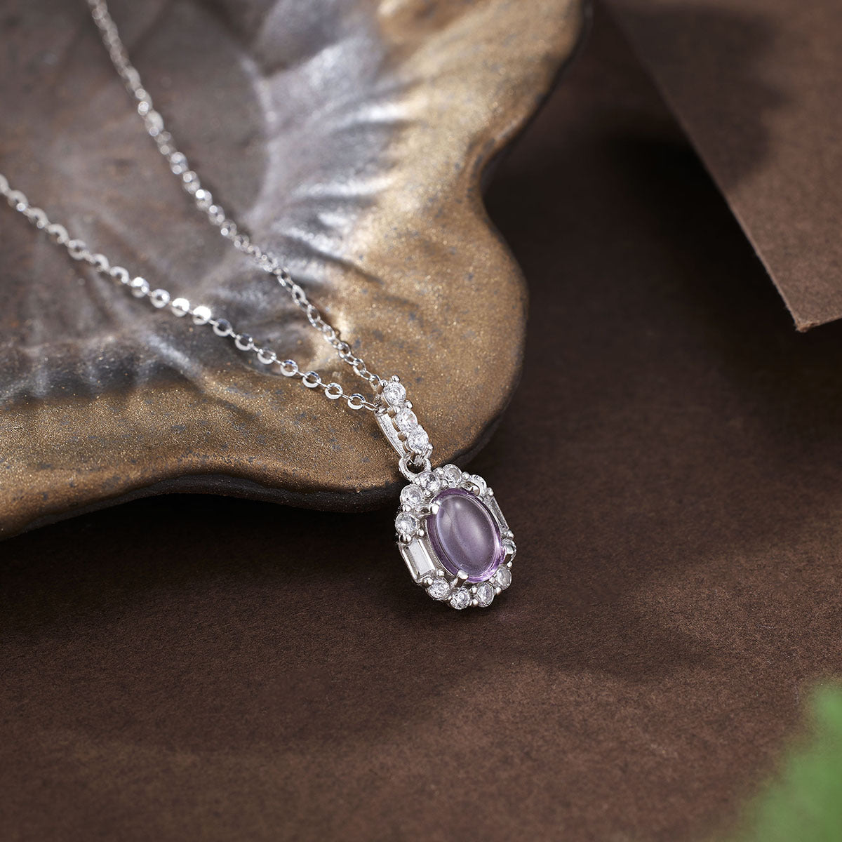 Damen elegante Halskette mit kunstvollem blauen Edelstein und funkelnden Kristallverzierungen Shop Nory