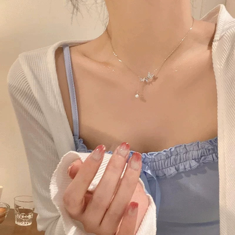 Damen Kette mit eleganten Schmetterlingsanhängern und zarten Perlendetails Shop Nory